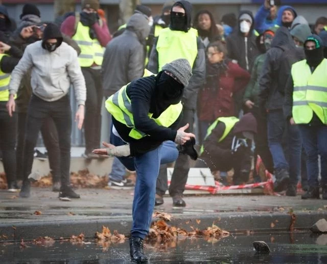 Ωμή αστυνομική βία στη Γαλλία: Διαδηλωτής δέχεται πλαστική σφαίρα στο πρόσωπο (βίντεο)